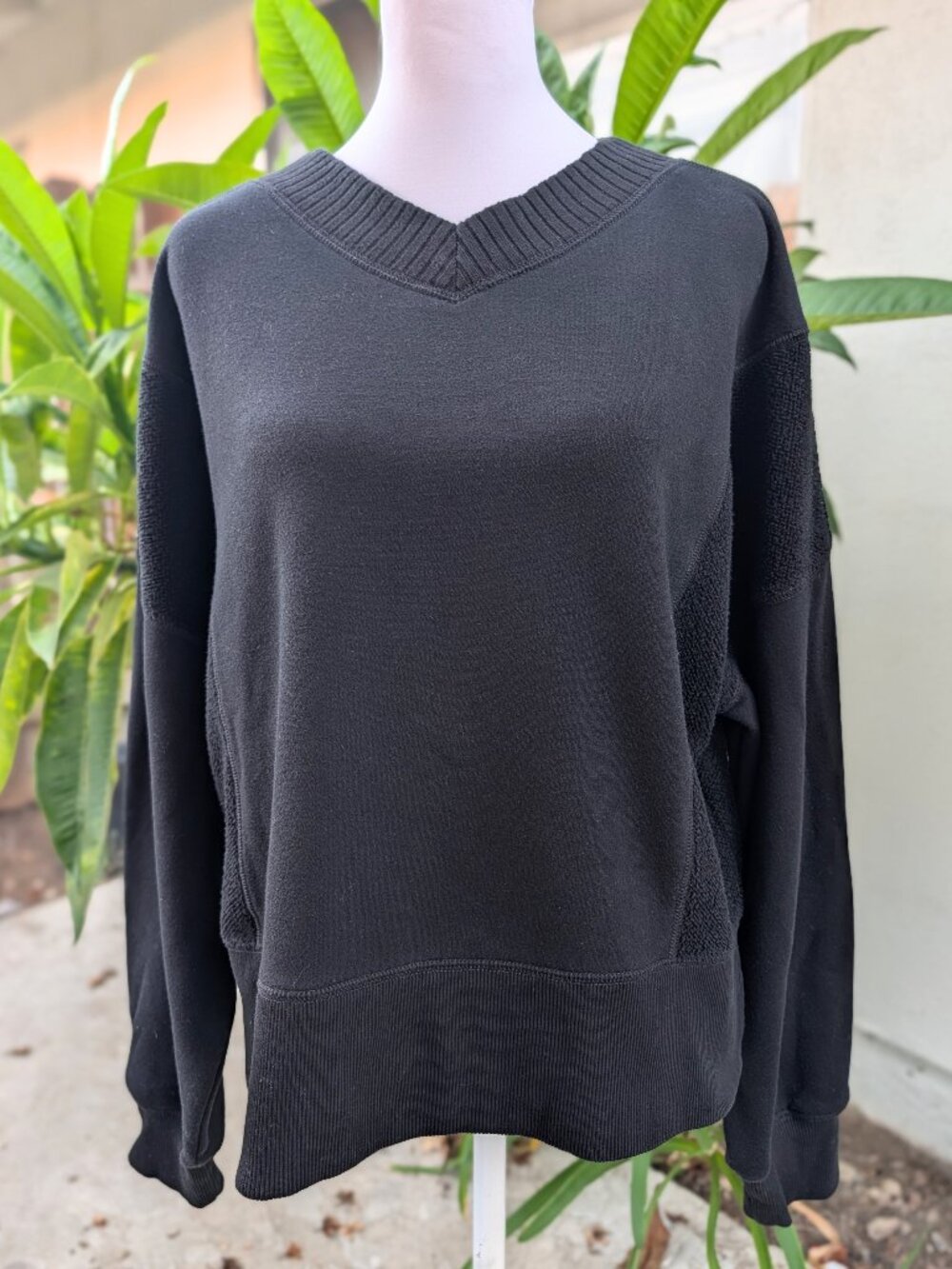 Aerie black oversized v-neck sweater ribbed cuffs split hem VGUC size medium